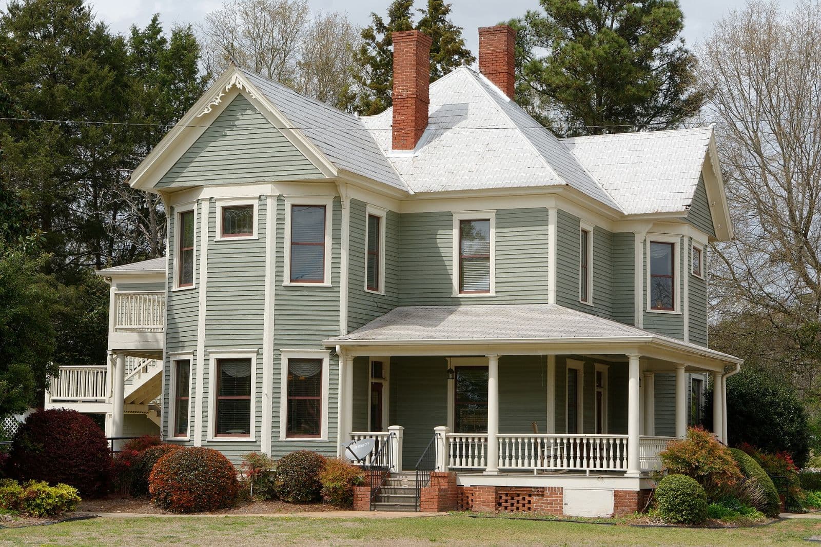 Queen Anne-style house on Highway 42 in Locust Grove Historic District
